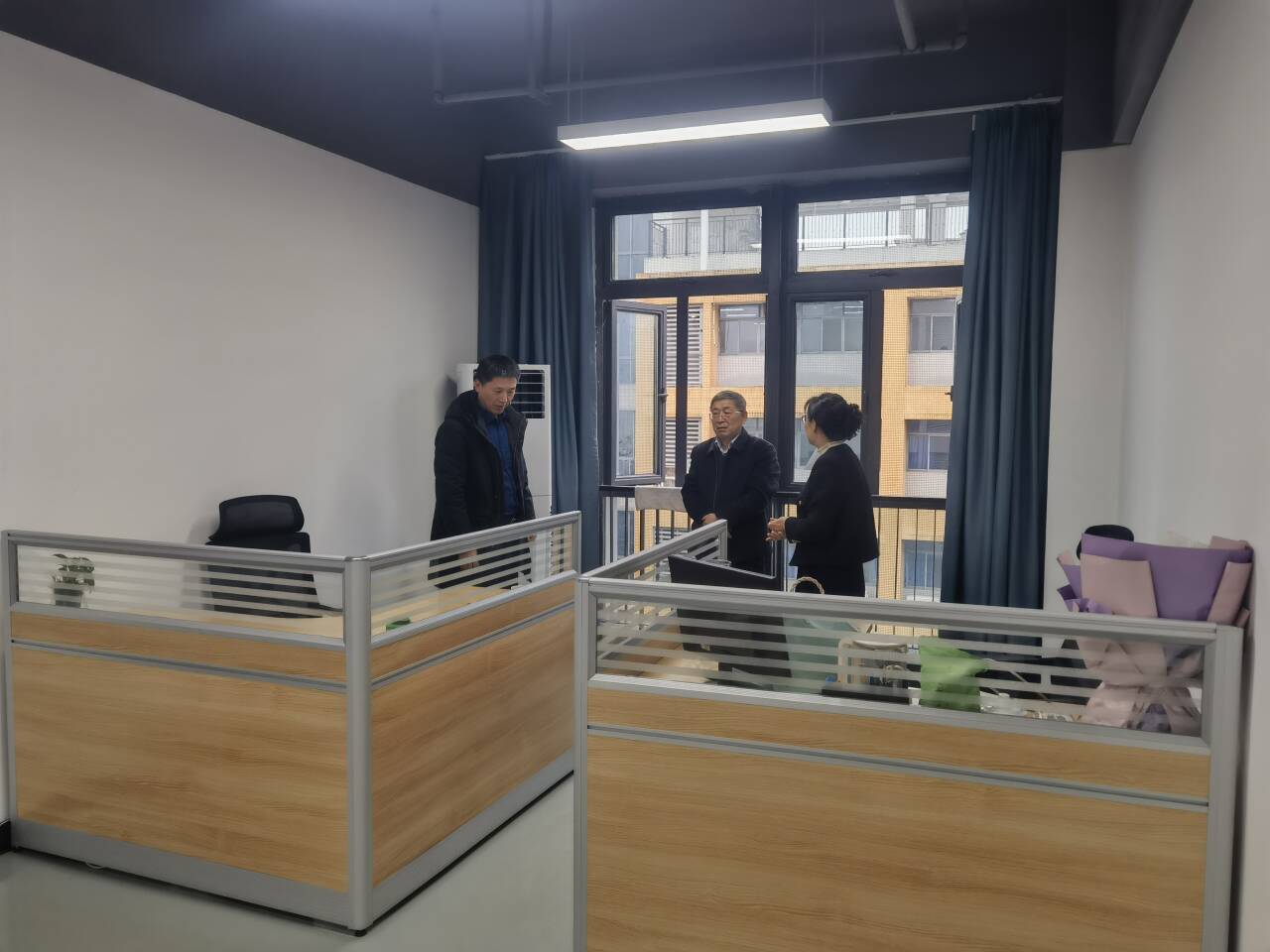 刘校长指导档案馆搬迁1 刘校长指导档案馆搬迁1